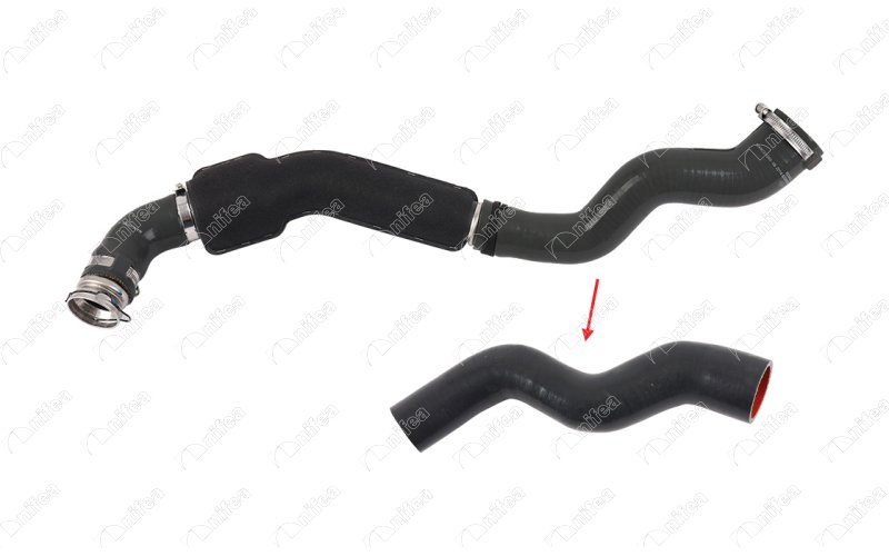 TURBO HORTUMU METAL BORU HARİÇ Not :	OK İLE GÖSTERİLEN BÜYÜK HORTUM Montaj Yeri : Turbo Radyatörü İle Turboşarj Arasında